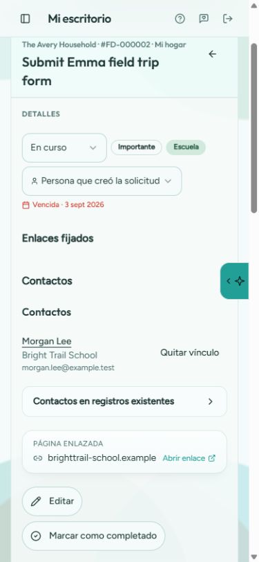 Una solicitud en un teléfono con el formulario de la excursión de Emma, el contacto de la escuela Morgan Lee y una página del portal de familias vinculada